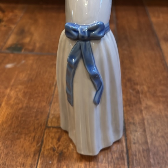 Lladro  BASHFUL GIRL WITH STRAW HAT Daisa 1978 Spain Porcelain Figurine - Picture 2 of 5